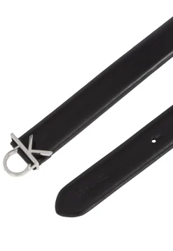 Damen Gürtel aus glattem Leder mit CK-Monogrammschließe