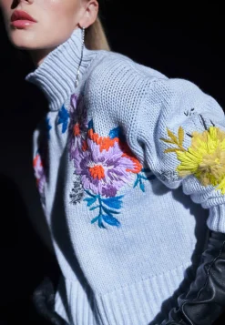 Damen Strickpullover aus Schurwoll-Kaschmir-Mix mit Blumenstickerei